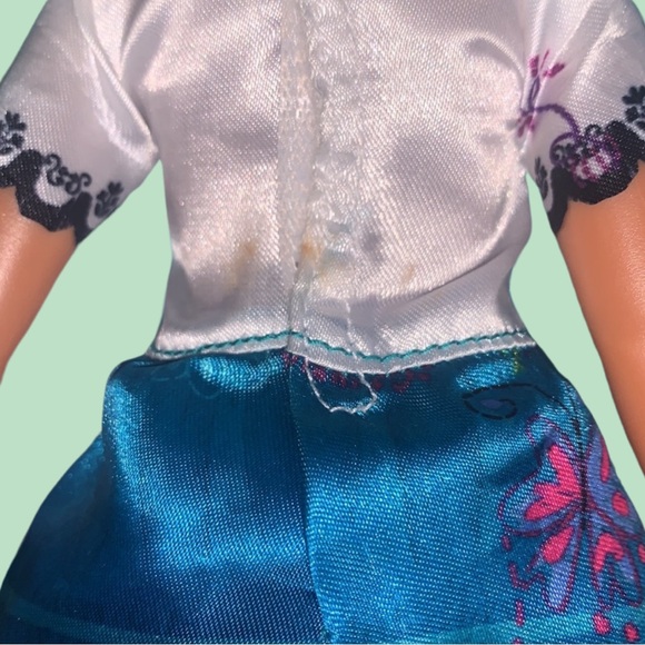 Encanto Disney Mirabel Doll & The Magic of Family Bag - Picture 4 of 7